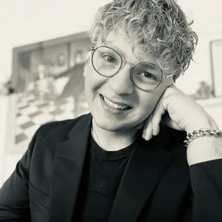 Justin Brindöpke, Psychologischer Berater (VFP) / Entspannungspädagoge, lächelt freundlich in die Kamera. Er trägt ein dunkles Hemd und strahlt Vertrauen und Professionalität aus.